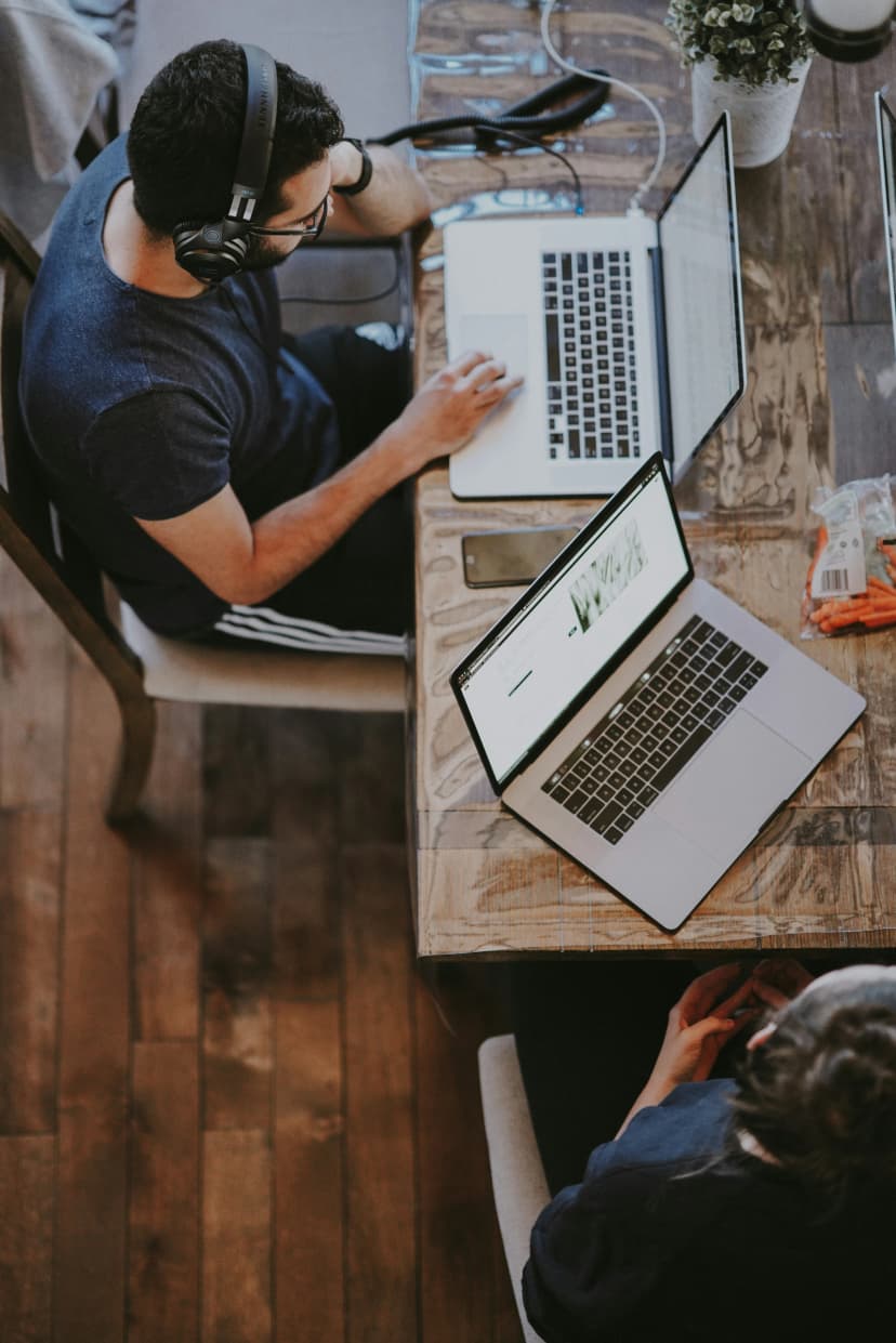 Freelance expert présentant des solutions IA
