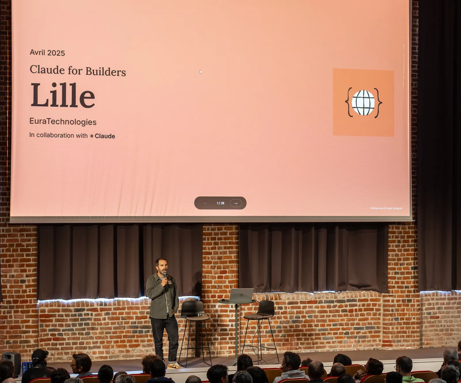 Meetup « Claude for Builders » à EuraTechnologies, à Lille : un intervenant au micro devant la salle et l'écran de la soirée.
