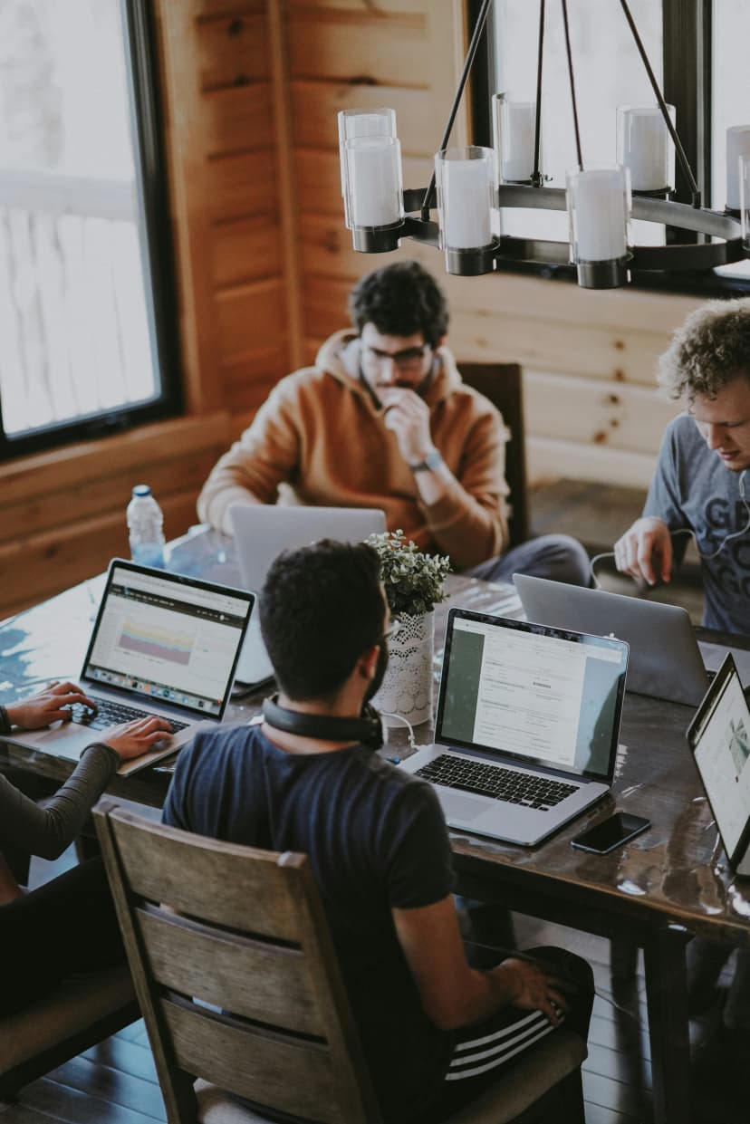 Freelance expert présentant des solutions IA