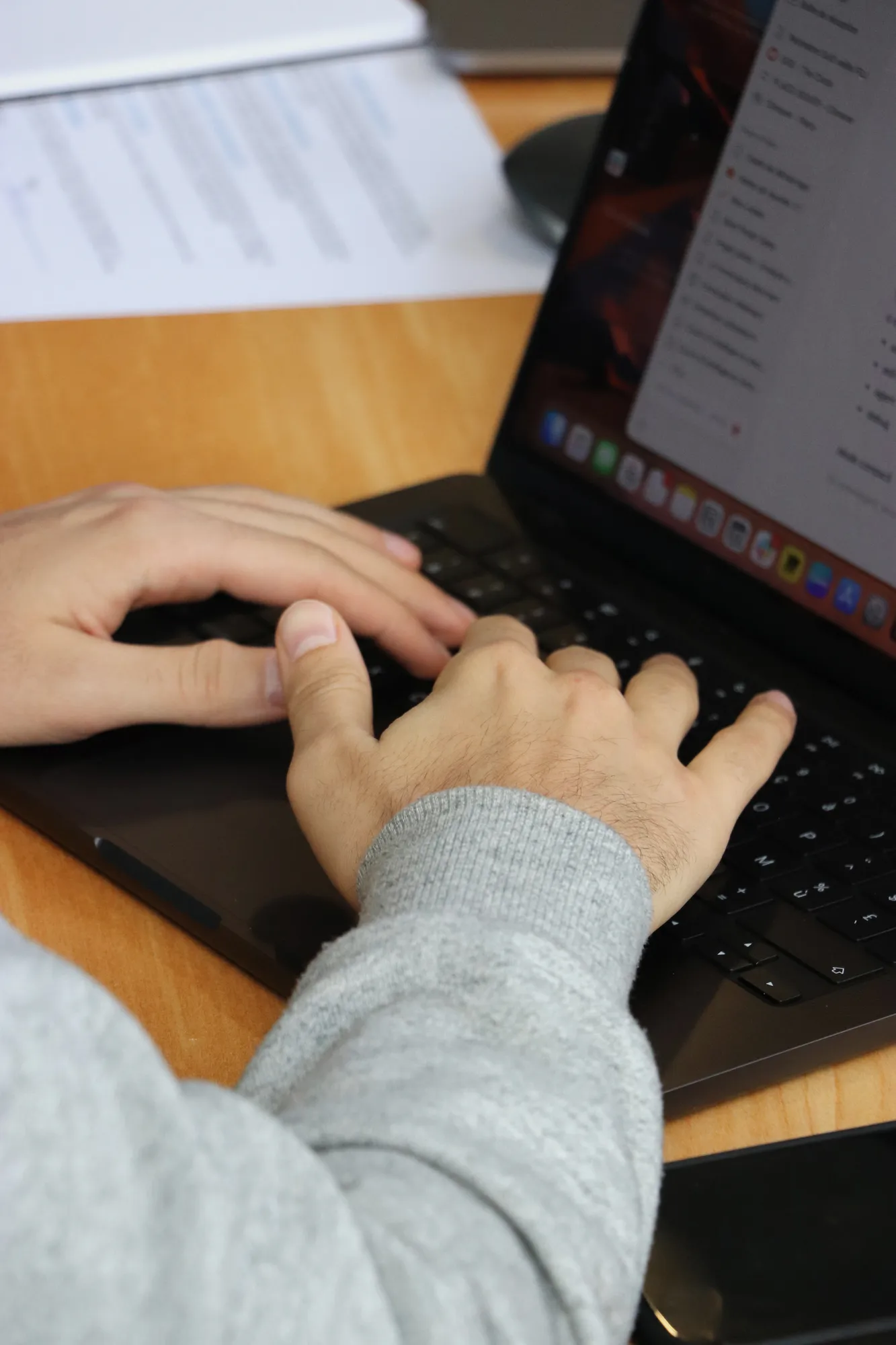 Mains d'un développeur sur le clavier de son ordinateur portable pendant un atelier Hoko.