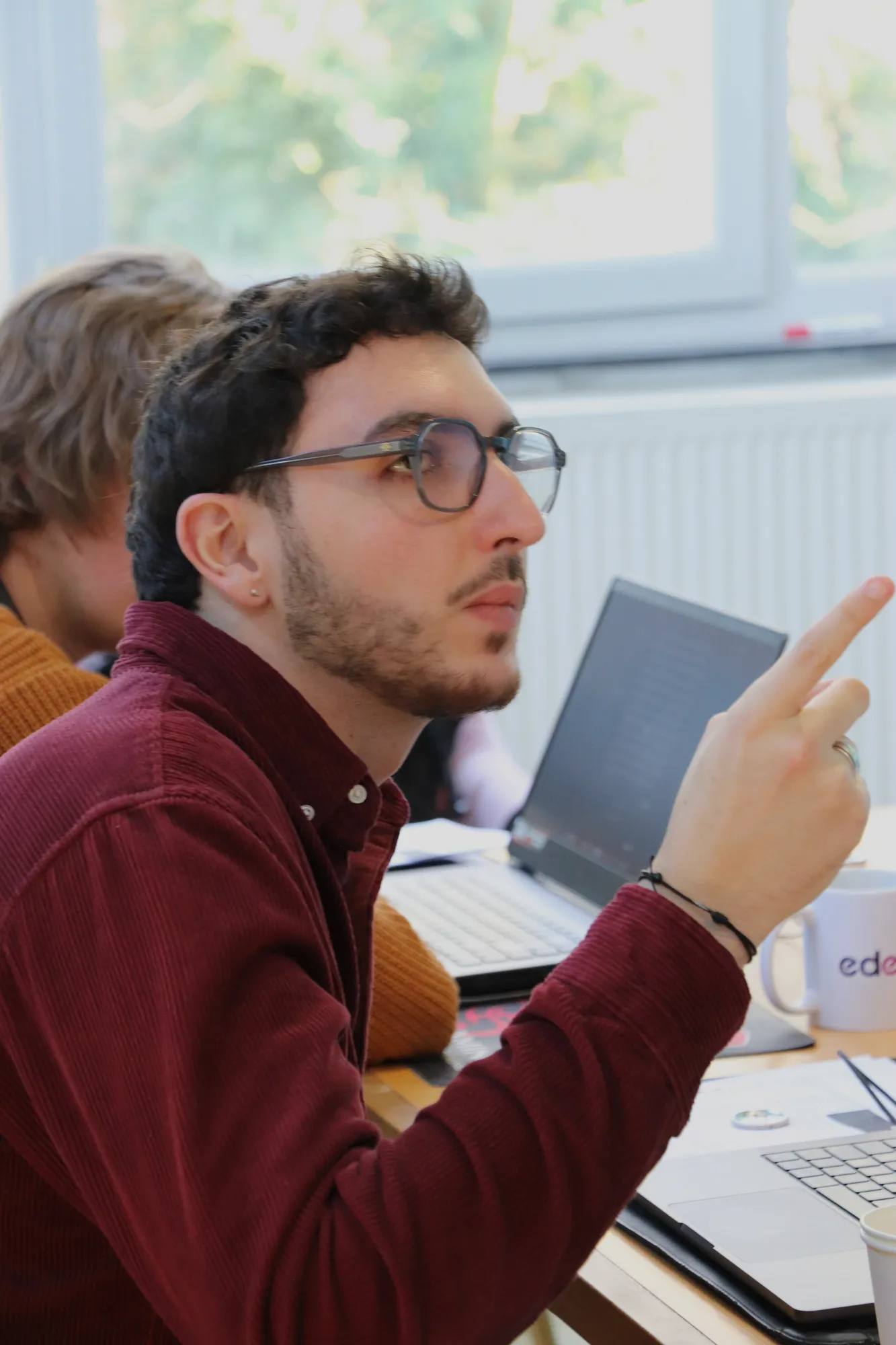 Un développeur explique un choix technique pendant une séance de travail avec Hoko.